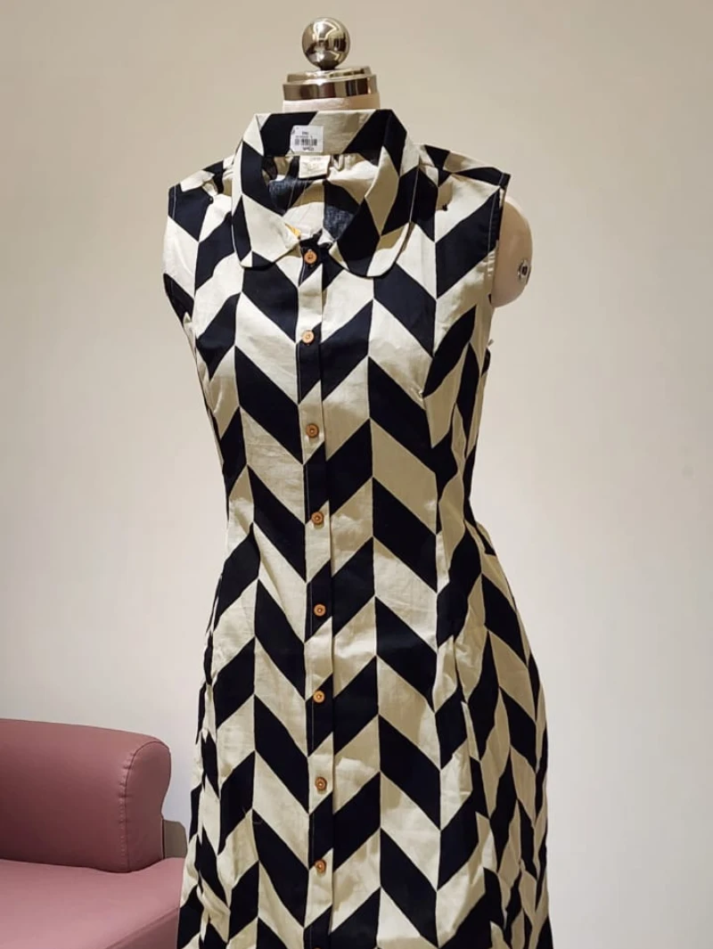 Sleeveless frock with back tie. - Image 2