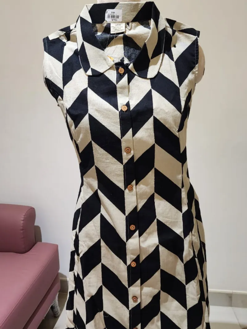 Sleeveless frock with back tie. - Image 3